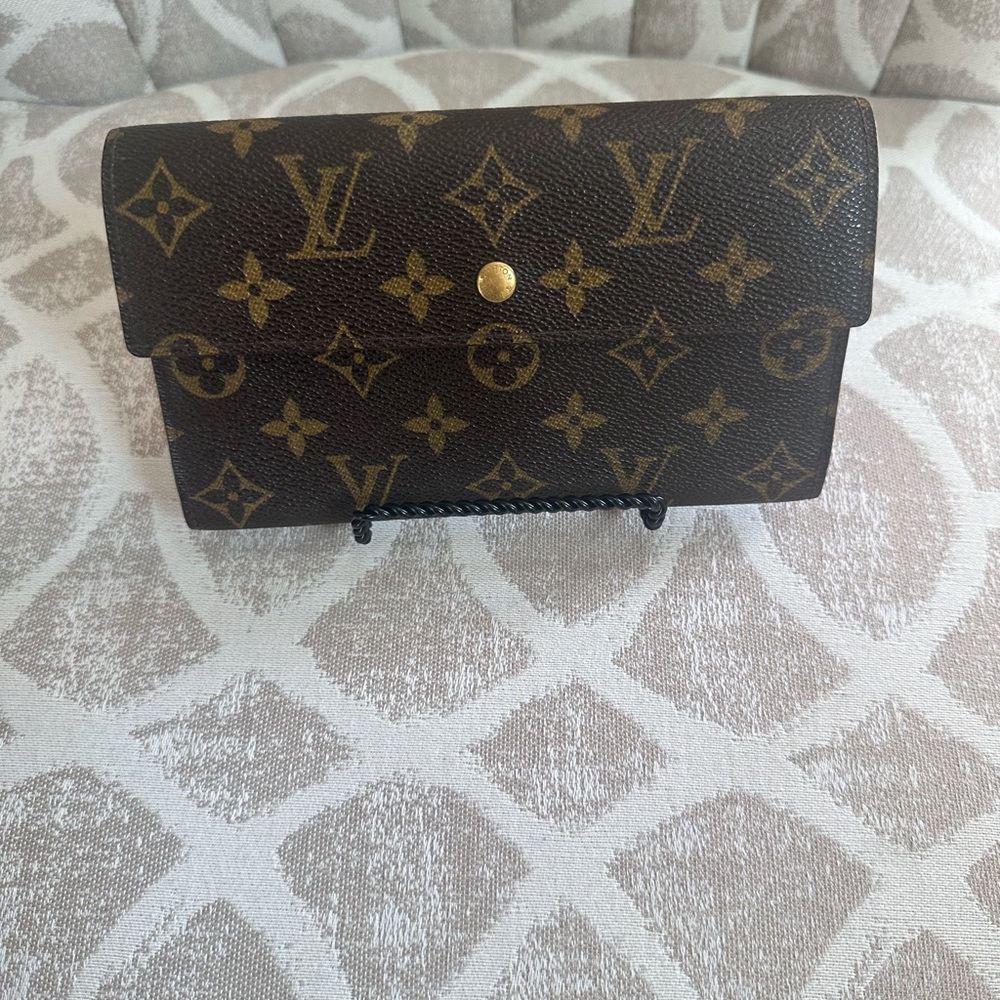 Louis Vuitton Brown and Gold Monogram Wallet - Picture 2 of 9